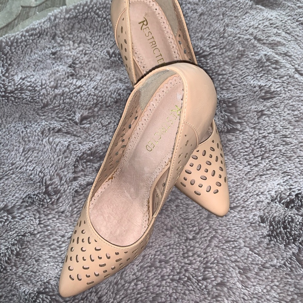 Restricted 4in heels (beige)